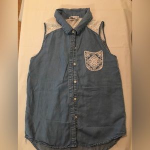 Girl’s sleeveless button down